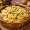 Schwäbischer Kartoffelsalat in Holzschüssel mit Zwiebeln und frischem Schnittlauch